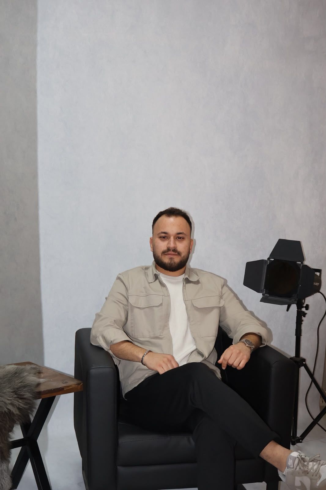 Psikolog Eren Yener stüdyoda koltukta otururken